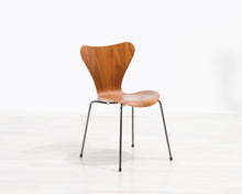 Lataa kuva Galleria-katseluun, Fritz Hansen Series 7 tuoli pähkinä
