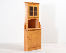 Lataa kuva Galleria-katseluun, Kulmakaappi mänty
