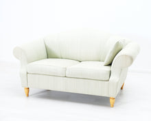 Lataa kuva Galleria-katseluun, 2-istuttava kangassohva vaaleanvihreä
