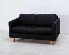 Lataa kuva Galleria-katseluun, 2-istuttava kangassohva raidallinen
