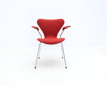 Lataa kuva Galleria-katseluun, Fritz Hansen Series 7 "Seiska" tuoli käsinojilla vintage
