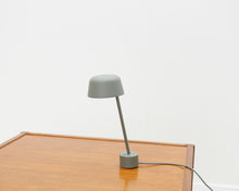 Load image into Gallery viewer, Muuto Lean Lamp seinävalaisin
