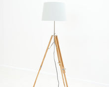 Ladda upp bild till gallerivisning, Laura Ashley -lattialamppu
