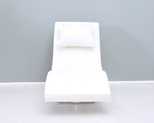 Lataa kuva Galleria-katseluun, Tekonahkainen lepotuoli valkoinen
