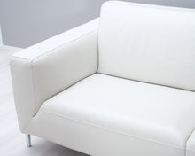 Lataa kuva Galleria-katseluun, Natuzzi 3-istuttava nahkasohva valkoinen
