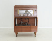 Lataa kuva Galleria-katseluun, Vintage radio levysoittimella
