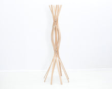 Lataa kuva Galleria-katseluun, Burtscher &amp; Bertolini Horm Twist Hanger naulakko
