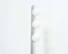 Load image into Gallery viewer, Lattiavalaisin kolmella valopallolla
