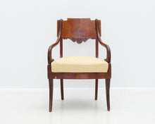 Ladda upp bild till gallerivisning, Mahonkinen nojatuoli beige
