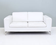 Load image into Gallery viewer, Natuzzi 2-istuttava nahkasohva valkoinen

