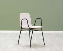 Ladda upp bild till gallerivisning, Hem Touchwood Armchair tuoli mustalla metallirungolla
