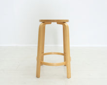 Load image into Gallery viewer, Artek Aalto 64 baarituoli
