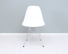 Load image into Gallery viewer, Vitra Eames DSR tuoli valkoinen
