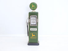 Lataa kuva Galleria-katseluun, Vintage John Deere polttoainepumppu kaappi
