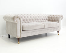 Lataa kuva Galleria-katseluun, Brandas 3-istuttava Chesterfield sohva vaalea beige
