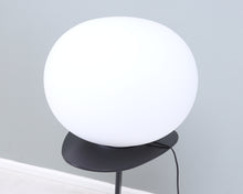 Lataa kuva Galleria-katseluun, Flos Glo-Ball Basic 2 pöytävalaisin
