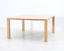 Lataa kuva Galleria-katseluun, Solid Furniture ruokapöytä
