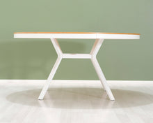 Load image into Gallery viewer, Pyöreä pöytä valkoinen
