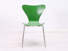 Lataa kuva Galleria-katseluun, Fritz Hansen Series 7 tuoli vihreä
