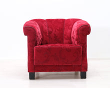 Lataa kuva Galleria-katseluun, 1940-luvun nojatuoli punaisella verhoilulla
