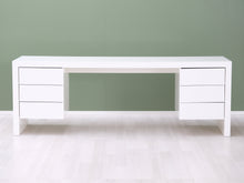 Ladda upp bild till gallerivisning, Valanti Lähellä kirjoituspöytä
