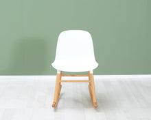 Ladda upp bild till gallerivisning, Normann Copenhagen Form keinutuoli valkoinen
