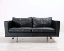 Lataa kuva Galleria-katseluun, 2,5-istuttava nahkasohva musta
