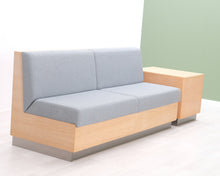 Lataa kuva Galleria-katseluun, 3-istuttava kangassohva ja sivupöytä
