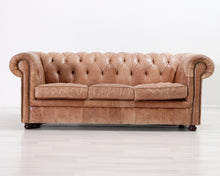 Lataa kuva Galleria-katseluun, 3-istuttava Chesterfield-tyylinen nahkasohva ruskea
