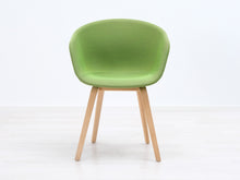 Lataa kuva Galleria-katseluun, Hay About A Chair 23 tuoli puisella jalalla

