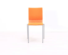 Lataa kuva Galleria-katseluun, Neuvottelutuoli oranssilla kankaalla
