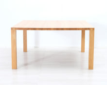 Lataa kuva Galleria-katseluun, Solid Furniture ruokapöytä

