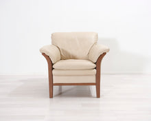 Lataa kuva Galleria-katseluun, BD Möbel Madeleine nahkanojatuoli kermanvärinen
