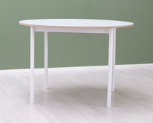 Lataa kuva Galleria-katseluun, Muuto Base pöytä ⌀ 110 cm valkoinen
