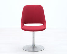 Lataa kuva Galleria-katseluun, Verhoiltu tuoli laippajalalla
