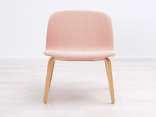 Ladda upp bild till gallerivisning, Muuto Visu nojatuoli tammi / vaaleanpunainen
