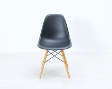Lataa kuva Galleria-katseluun, Vitra Eames DSW tuoli musta / vaahtera
