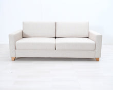 Lataa kuva Galleria-katseluun, 2-istuttava Hakolan vaalea vuodesohva
