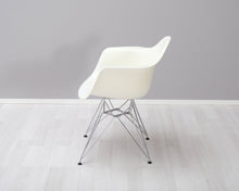Lataa kuva Galleria-katseluun, Vitra Eames DAR tuoli valkoinen
