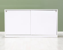 Load image into Gallery viewer, Lipasto liukuovilla valkoinen

