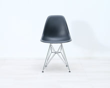Lataa kuva Galleria-katseluun, Vitra Eames DSR tuoli musta
