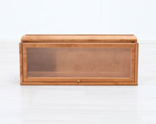 Lataa kuva Galleria-katseluun, Boknäs Matala vitriini lasiovella S31 keskiruskea

