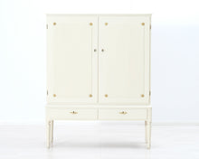 Lataa kuva Galleria-katseluun, Kustavilaistyylinen astiakaappi
