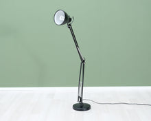 Ladda upp bild till gallerivisning, Luxo L-1 pöytävalaisin ja jalusta musta
