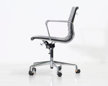 Ladda upp bild till gallerivisning, Vitra Aluminium Chair EA 118 -työtuoli
