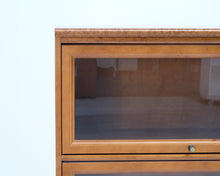 Load image into Gallery viewer, Asko Aspö hyllystö lasiovilla ruskea
