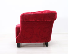 Lataa kuva Galleria-katseluun, 1940-luvun nojatuoli punaisella verhoilulla
