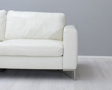 Lataa kuva Galleria-katseluun, Natuzzi Italsofa 3-istuttava nahkasohva valkoinen
