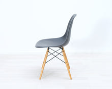 Lataa kuva Galleria-katseluun, Vitra Eames DSW tuoli musta / vaahtera
