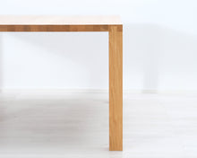 Lataa kuva Galleria-katseluun, Solid Furniture ruokapöytä
